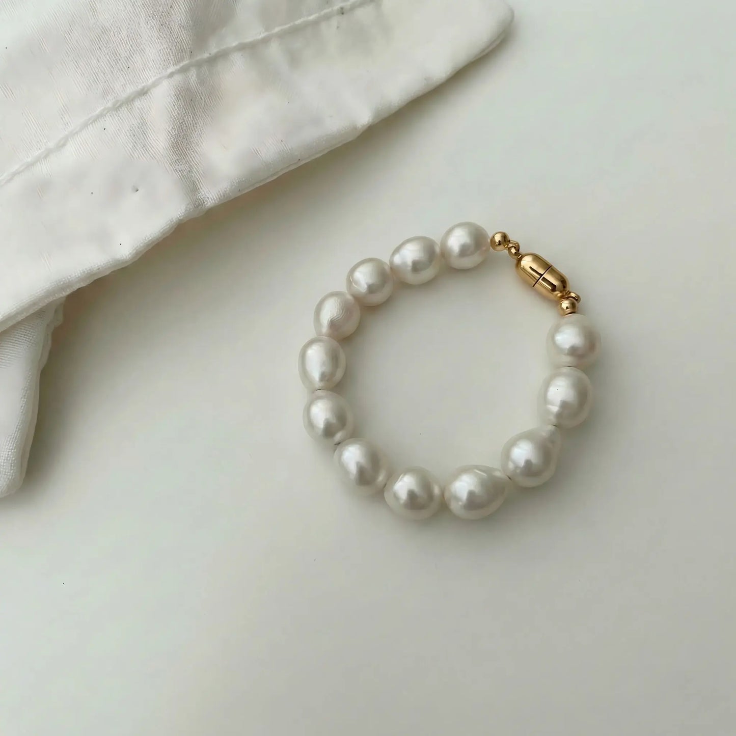 Functional Detail: Easy-to-Use Cylindrical Magnetic Gold Clasp